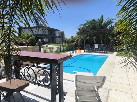 Casa en Alquiler con 2 cocheras