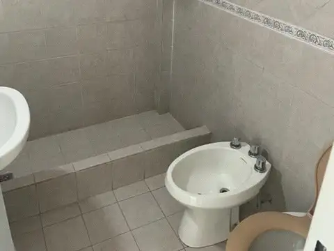 Amplio departamento 1 ambiente al frente con balcón. Muy luminoso, vista al frente abierta.