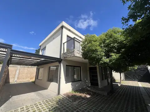 Casa 3 ambientes con 2 espacios guardacoches en venta en Quilmes Oeste