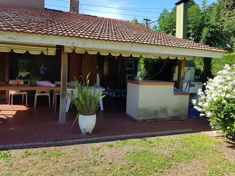 Una casa cálida, sólida y muy bien ubicada, lista para mudar