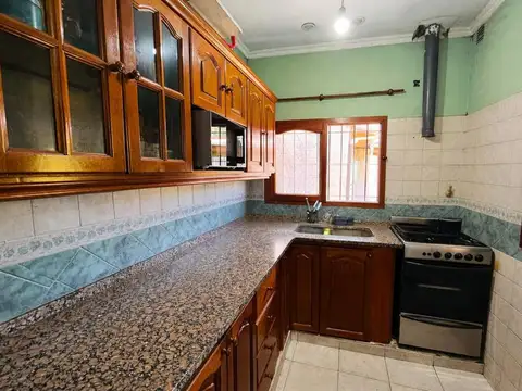 Casa 4 ambientes con 2 baños