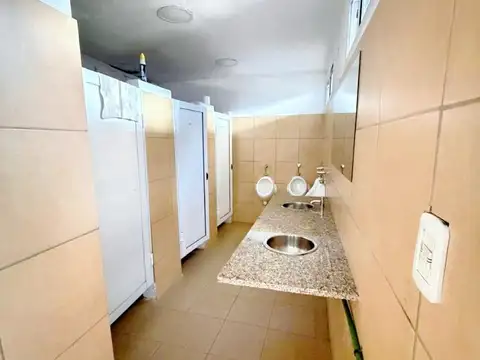 Amplio salón sobre avenida, zona norte próximo al aeropuerto