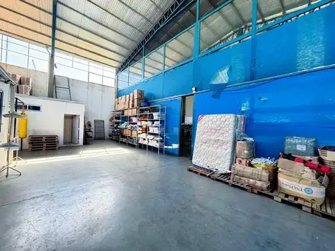 Amplio salón sobre avenida, zona norte próximo al aeropuerto