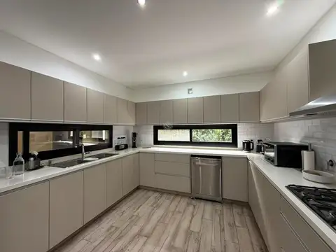 Casa en Venta con 4 cocheras