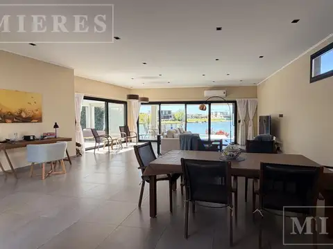Casa 7 ambientes con 2 baños