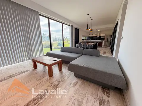 Casa en Alquiler con 6 cocheras