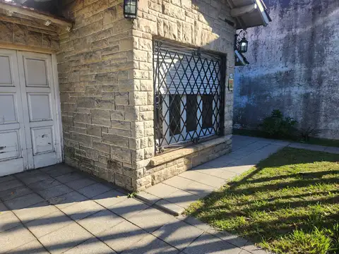 Casa en venta - 3 Dormitorios 2 Baños - Lomas de Zamora