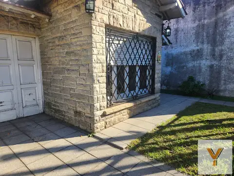 Casa en venta - 3 Dormitorios 2 Baños - Lomas de Zamora