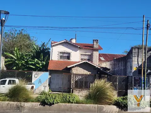 Casa en venta - 3 Dormitorios 2 Baños - Lomas de Zamora