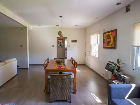 Casa 8 ambientes con 3 baños