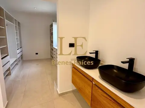 Casa 6 ambientes con 3 baños