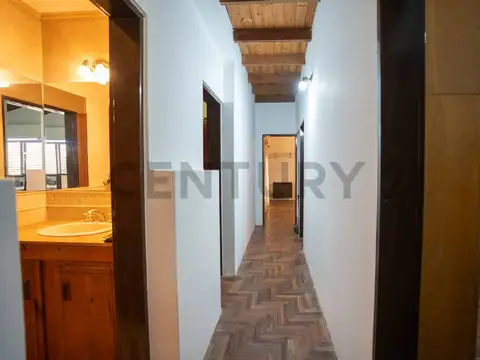 Casa 4 ambientes con 2 baños