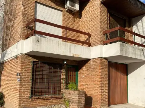 VENTA DUPLEX 4 AMBIENTES, BERNAL.