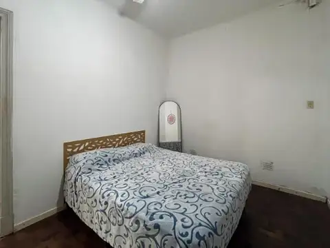 VENTA - CASA DE PASILLO TRES DORMITORIOS Y PATIO SECO - BARRIO ARROYITO