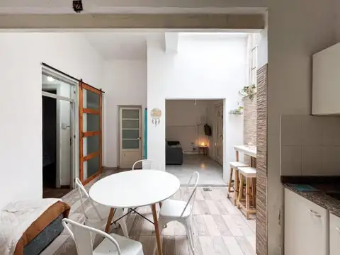VENTA - CASA DE PASILLO TRES DORMITORIOS Y PATIO SECO - BARRIO ARROYITO