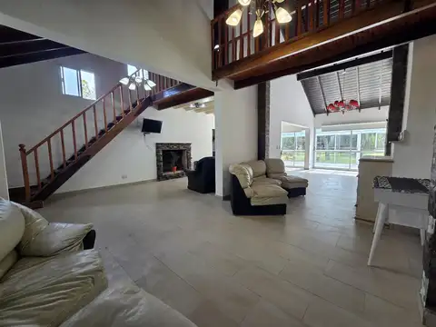 Casa en Venta con 3 cocheras