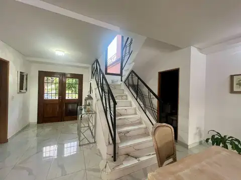 Casa 8 ambientes con 5 baños