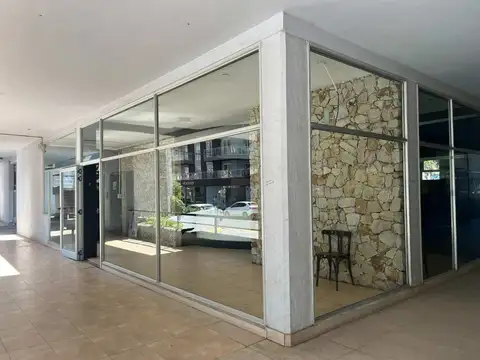 Venta Local Pinamar Centro, excelente ubicación.