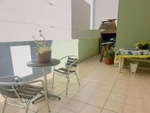 Departamento 2 ambientes con patio , parrilla y balcon
