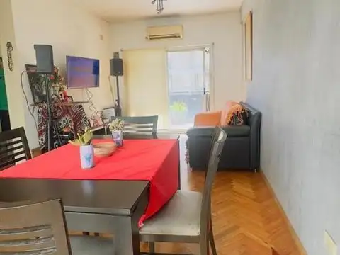 Departamento 2 ambientes con patio , parrilla y balcon