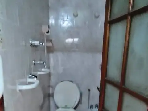 CASA DE 2 AMBIENTES, CON DOS LOCALES. IDEAL EMPRENDEDORES.