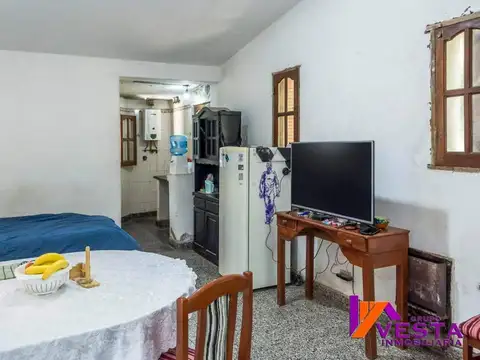 Casa 8 ambientes con 2 baños