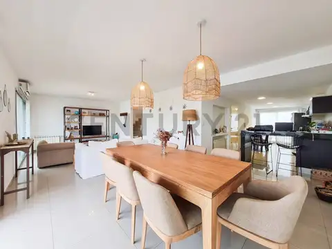 TRIPLEX DE 4 DORMITORIOS BALCON, PARRILLA Y COCHERA EN VENTA