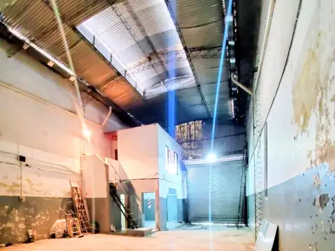 GALPON  DE 220M2  SOBRE AVENIDA 
