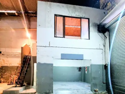 GALPON  DE 220M2  SOBRE AVENIDA 