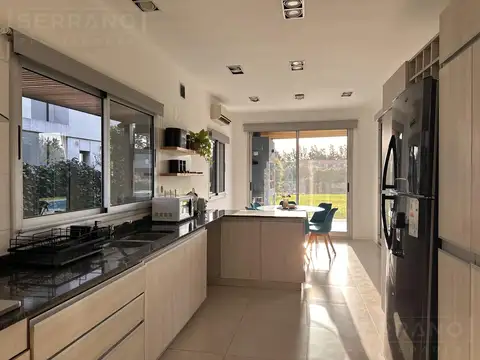 Casa en venta de 6 ambientes con pileta y vista al lago en La Comarca, General Pacheco Tigre