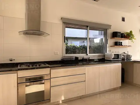 JBI. Casa en venta de 7 ambientes con pileta y vista al lago en La Comarca, General Pacheco Tigre