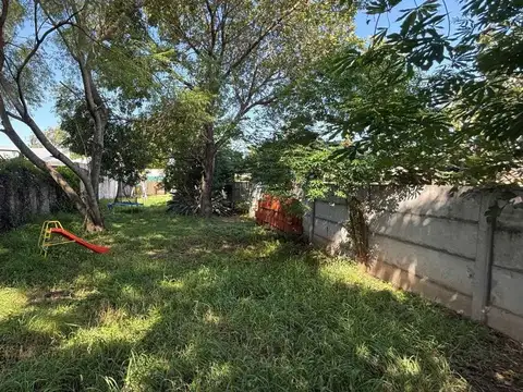 VENTA / AMPLIO PATIO / TODOS LOS SERVICIOS