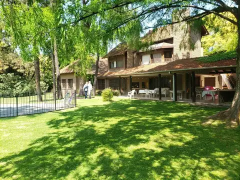 Casa en Venta con 2 cocheras