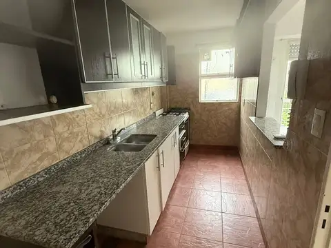 OPORTUNIDAD  . Cómodo 3 ambientes con balcón al frente