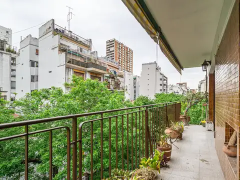 Departamento en VENTA  3 ambientes con dependencia, piso alto y balcón corrido