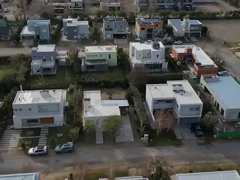 Hermosa Casa de 2 Dorm. en Barrio La Peregrina APTO CREDITO HIPOTECARIO