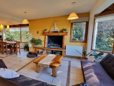 Amplia casa con excelente ubicación, construcción y vista