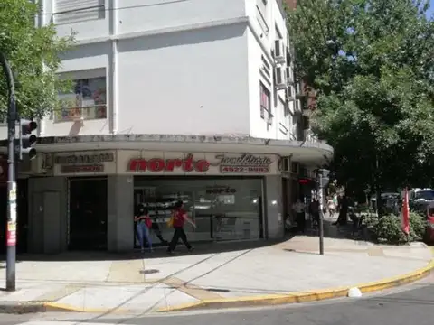 Oficina al frente en esquina a 1 cuadra del subte y del tren