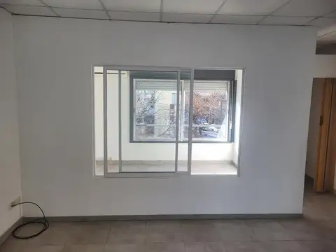 Oficina al frente en esquina a 1 cuadra del subte y del tren