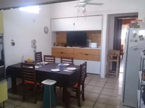 Casa 4 ambientes con 2 baños