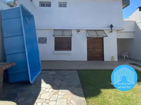 Casa 3 ambientes con jardín y cochera - Morón