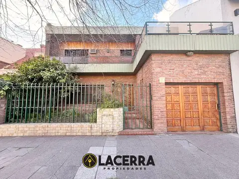 VENTA DE CASA DE 5 AMBIENTES CON GARAGE, PATIO, BALCÓN Y TERRAZAS