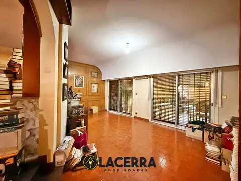 VENTA DE CASA DE 5 AMBIENTES CON GARAGE, PATIO, BALCÓN Y TERRAZAS