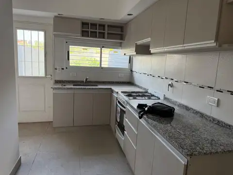 Casa 3 ambientes con 2 baños