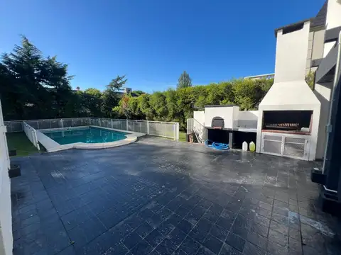 Casa en Alquiler con 2 cocheras