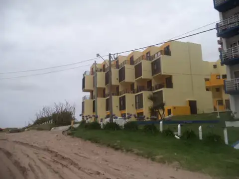 DEPARTAMENTO EN DUPLEX FRENTE AL MAR AMPLIO BALCON GARAGE V3750