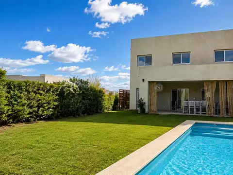 Casa  en Venta en Santa Lucia, Pilar del Este, Pilar