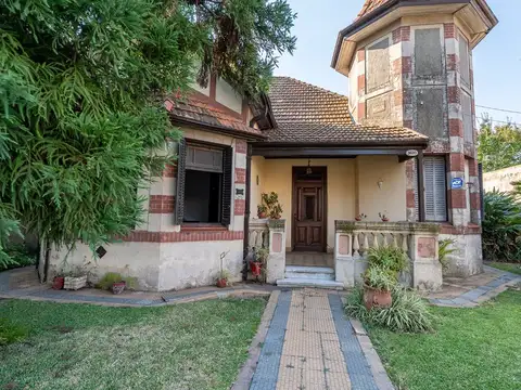 Casa de estilo clásico. Con amplio lote con parque