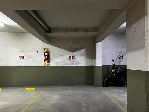 San Isidro centro - Amplia Cochera Cubierta  en 1° Subsuelo!