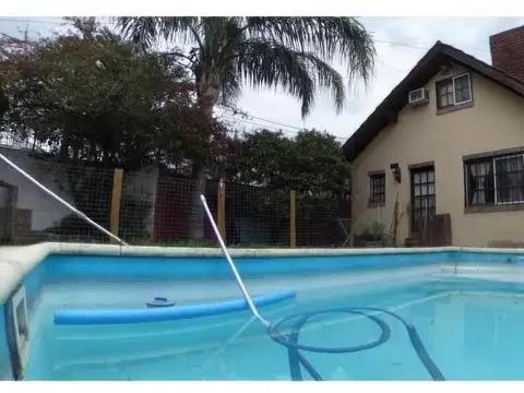 Casa en venta - 4 Dormitorios 3 Baños 1 Cochera - 300Mts2 - Ituzaingó